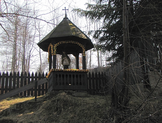 Kapliczka z XVIII wieku nad Bystrzank.