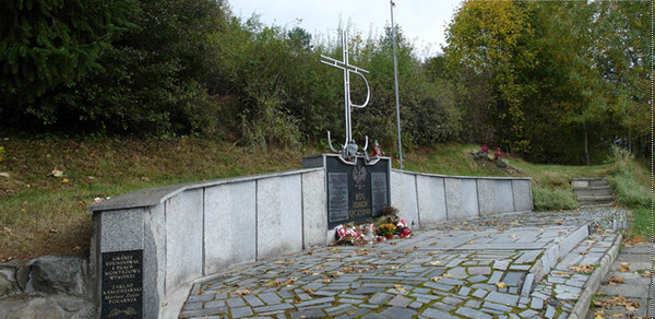 Pomniku ku pamięci pomordowanych mieszkańców wsi Zawadka