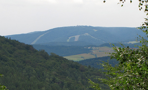 Jaworzyna Krynicka (1114 m n.p.m.) widziana z podejcia na Ostry Wierch.
