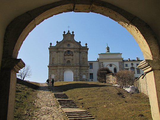 Na teren klasztorny wchodzimy przez ozdobn, pnobarokow bram z XVII wieku.