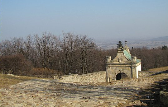Panorama spod murw klasztornych.