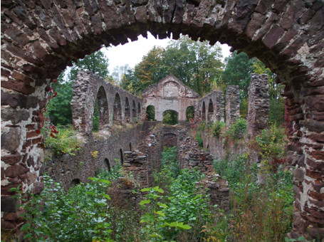 Ruiny hali węglowni w Bobrzy